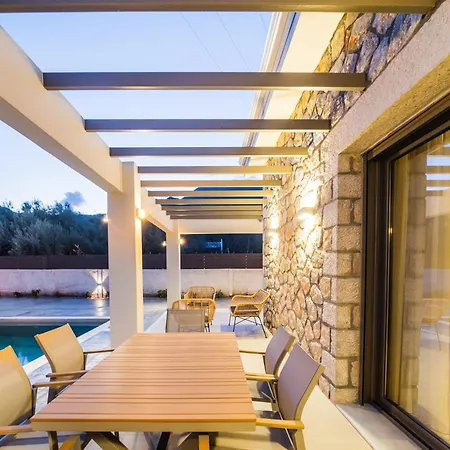 Stone & Sea Villa *